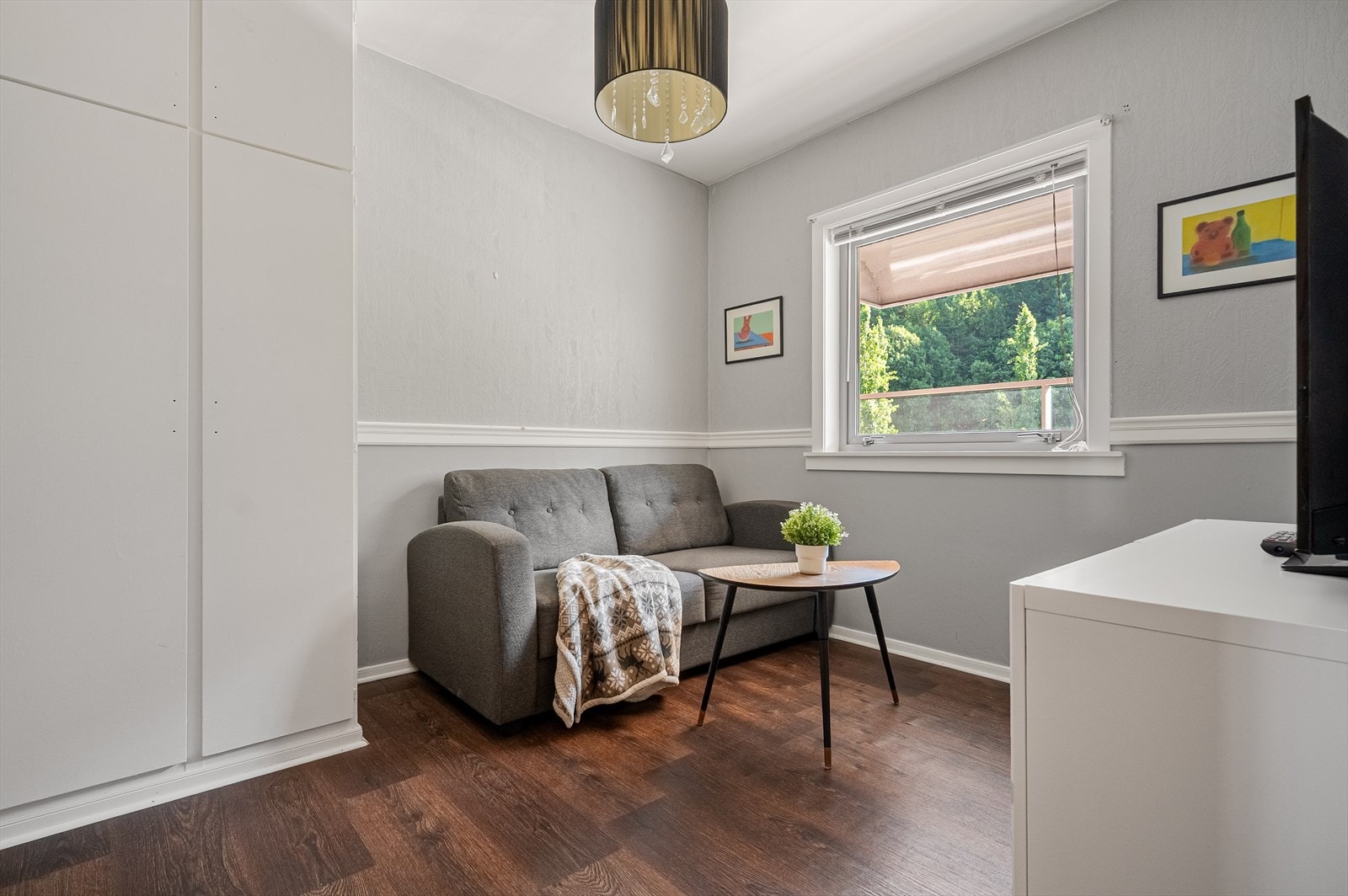 Soverom 2 er i dag innredet som TV-stue. Galleribilde