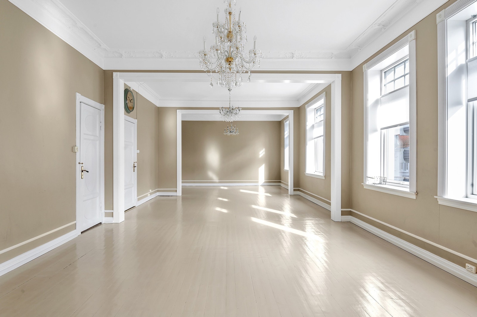 Lysmalte vegger, god takhøyde - lysekroner i taket Galleribilde