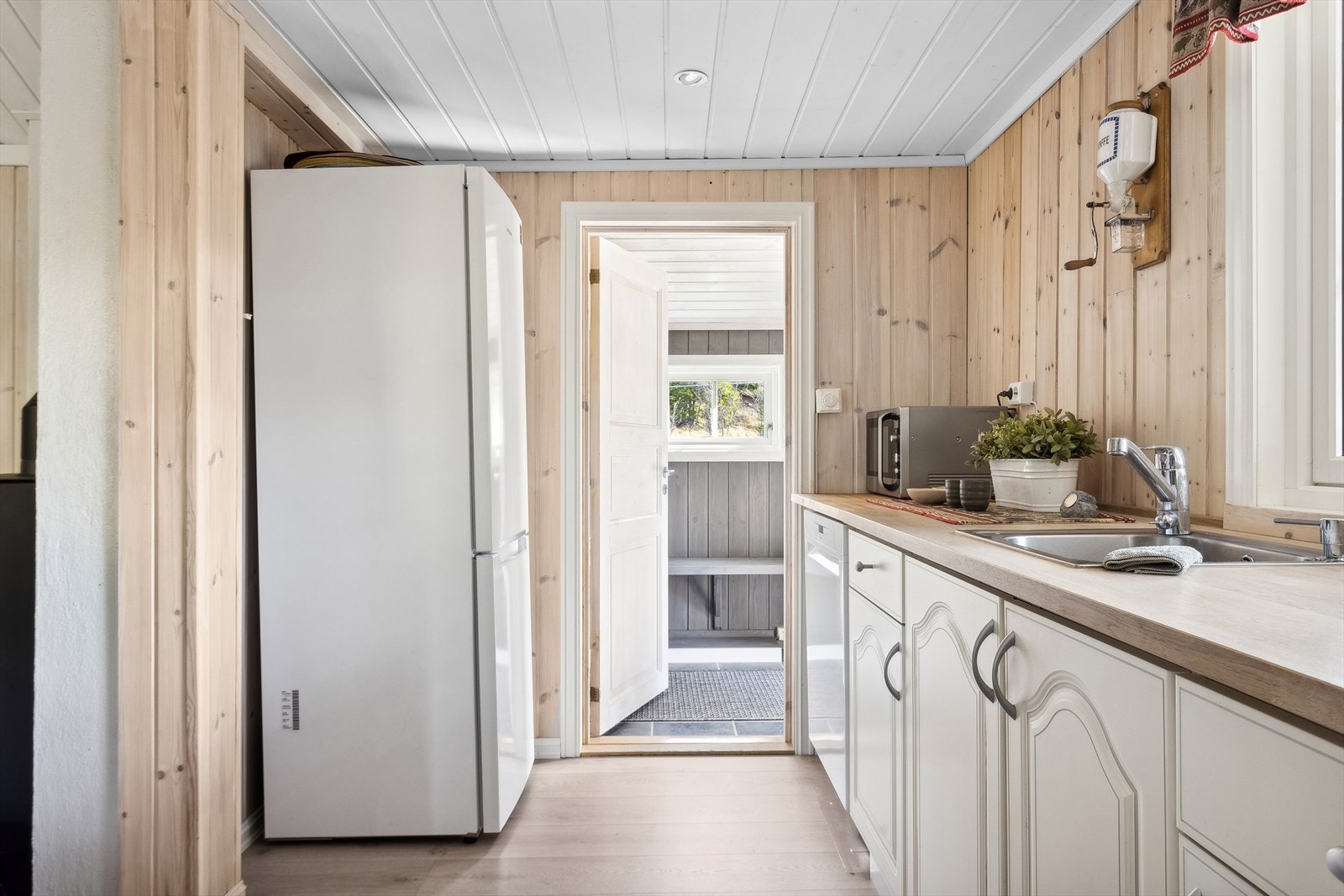 Kjøkkenet har en lys innredning med profilerte fronter. Galleribilde