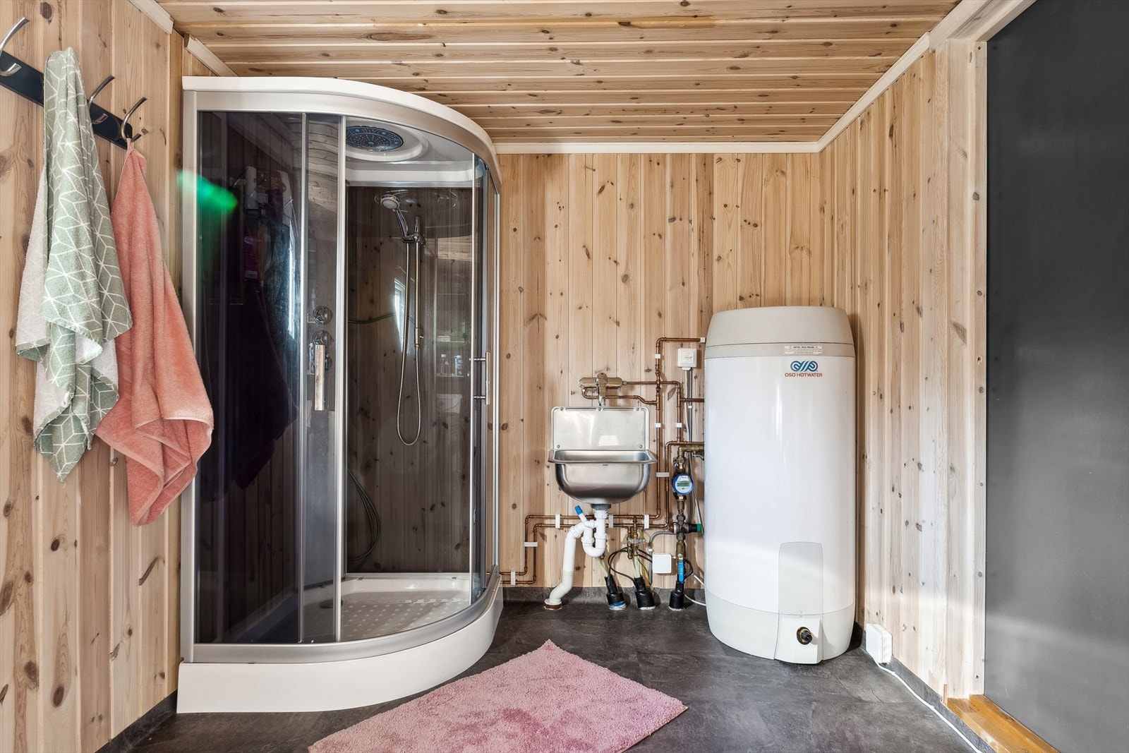 Det er dusjkabinett montert i vaskerommet. Galleribilde