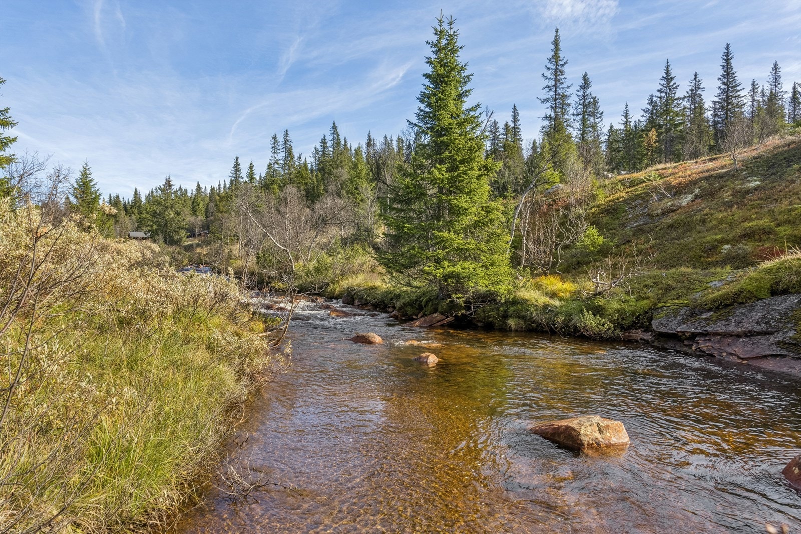 Det er gode muligheter for å ta seg en dukkert i elva sommerstid. Galleribilde