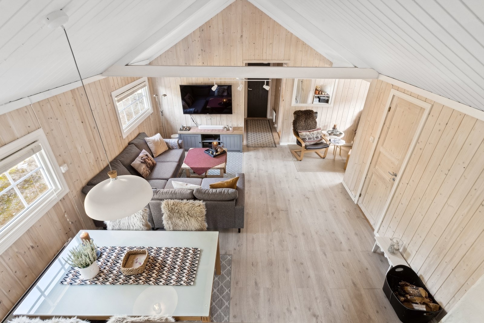 Svært god romfølelse i stuen. Galleribilde