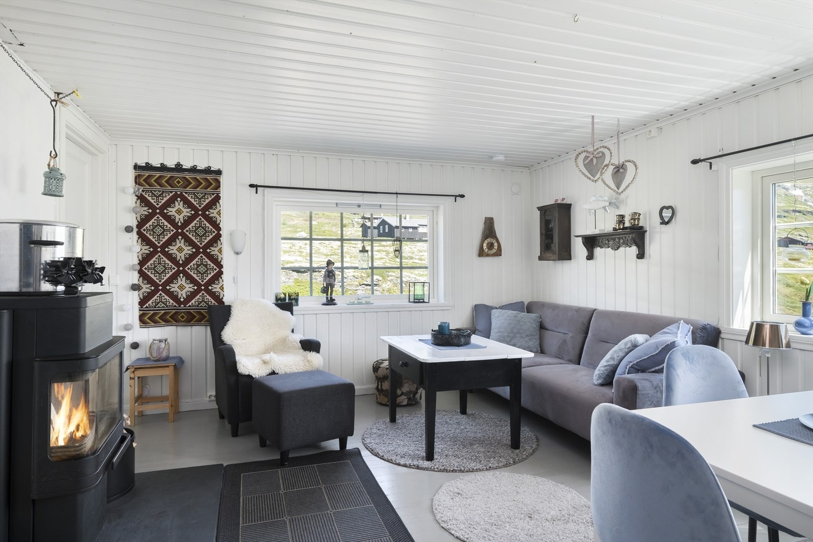 Stova er malt i lyse fargar, og er praktisk innreiia. Vedovn med glassdør, som gjer god stemning på kalde dagar. Galleribilde