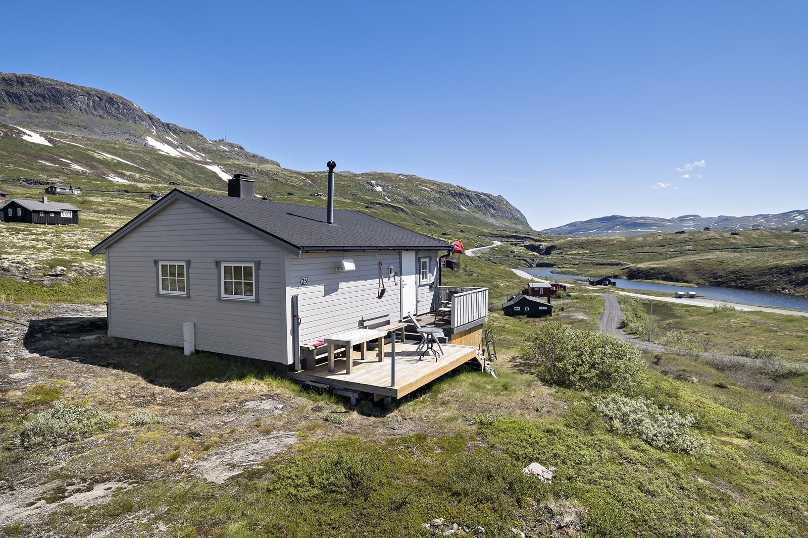Hytta har solvendt terrasse. Galleribilde