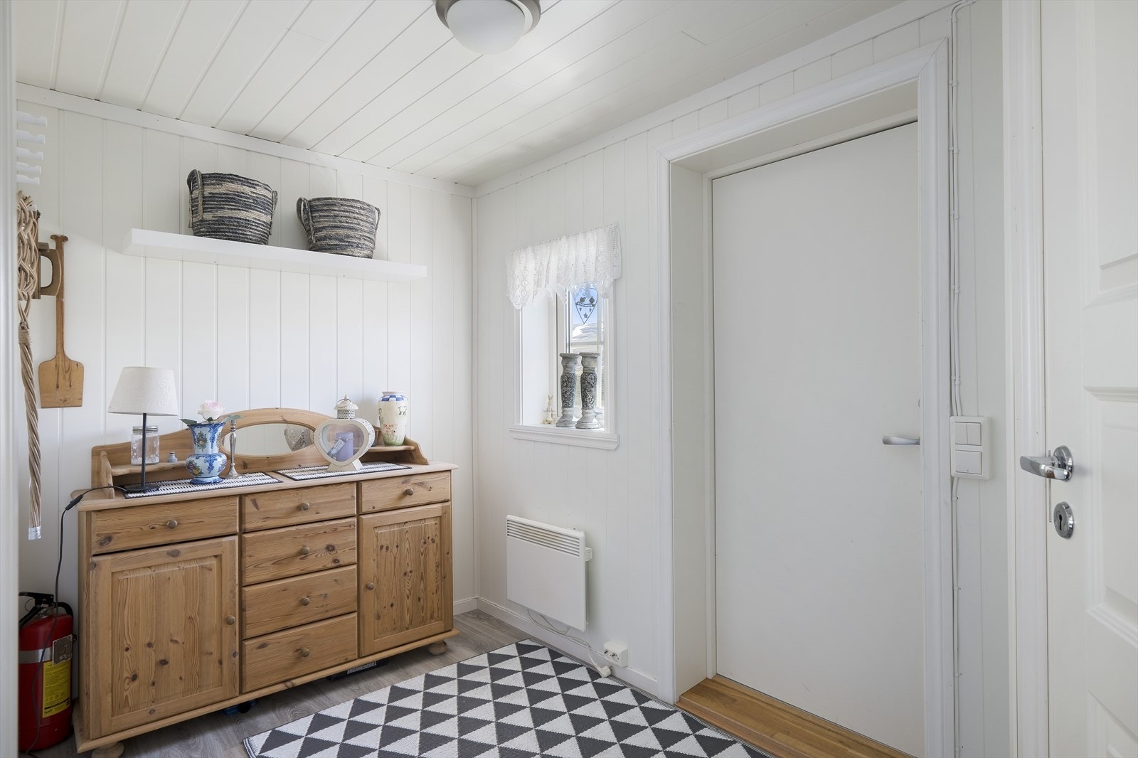 Gang med plass til å henge fra seg ytterkle og sko. Galleribilde