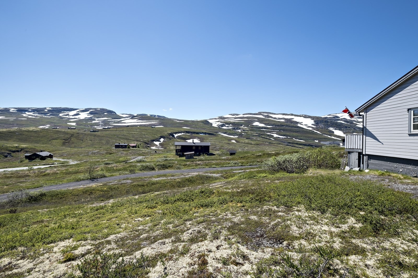 Uteområde med nydelig utsikt utover fjellområdet. Galleribilde