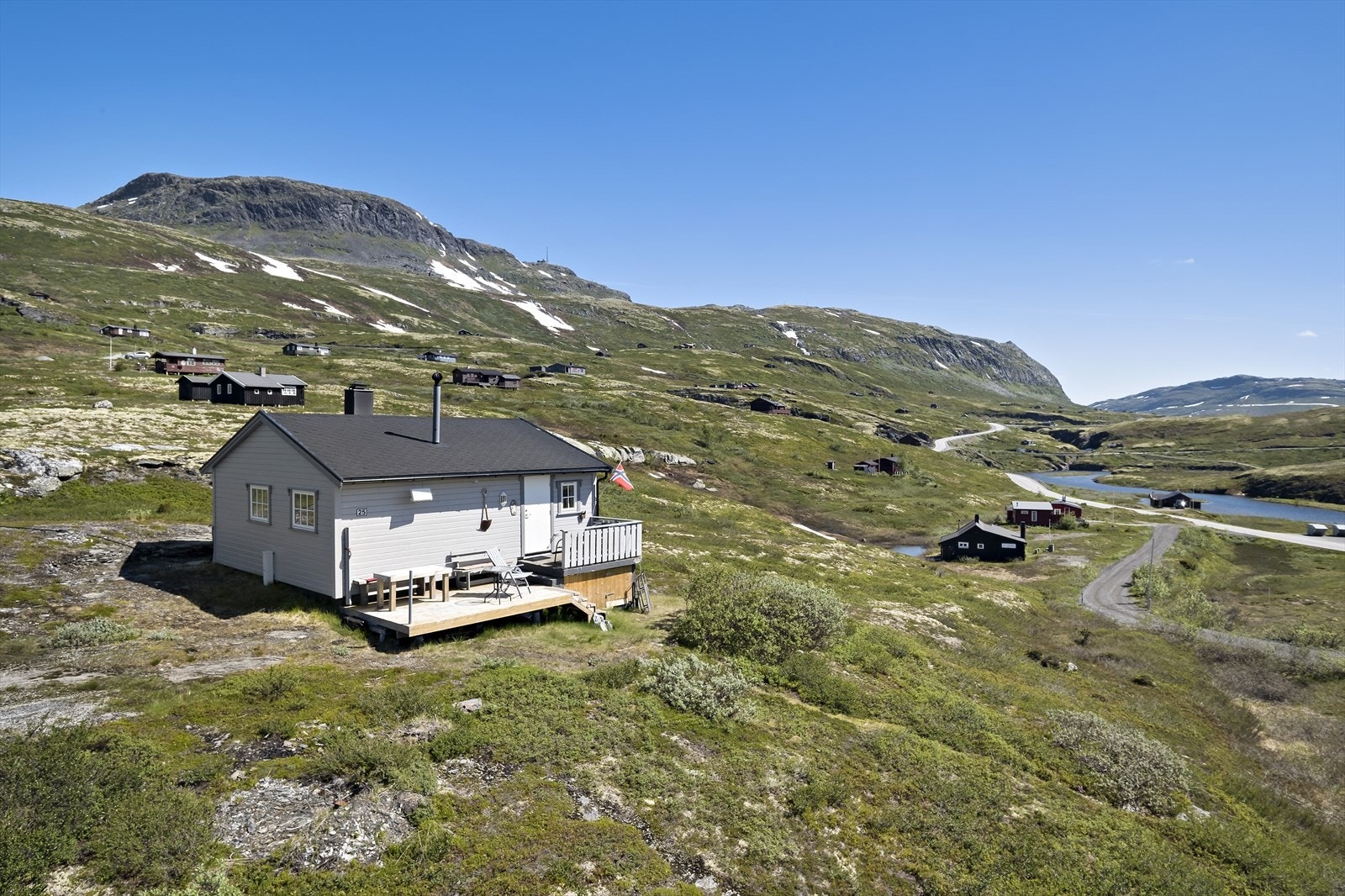 Dette er den perfekte fjellhytte med flott beliggenheit og gode solforhold. Galleribilde