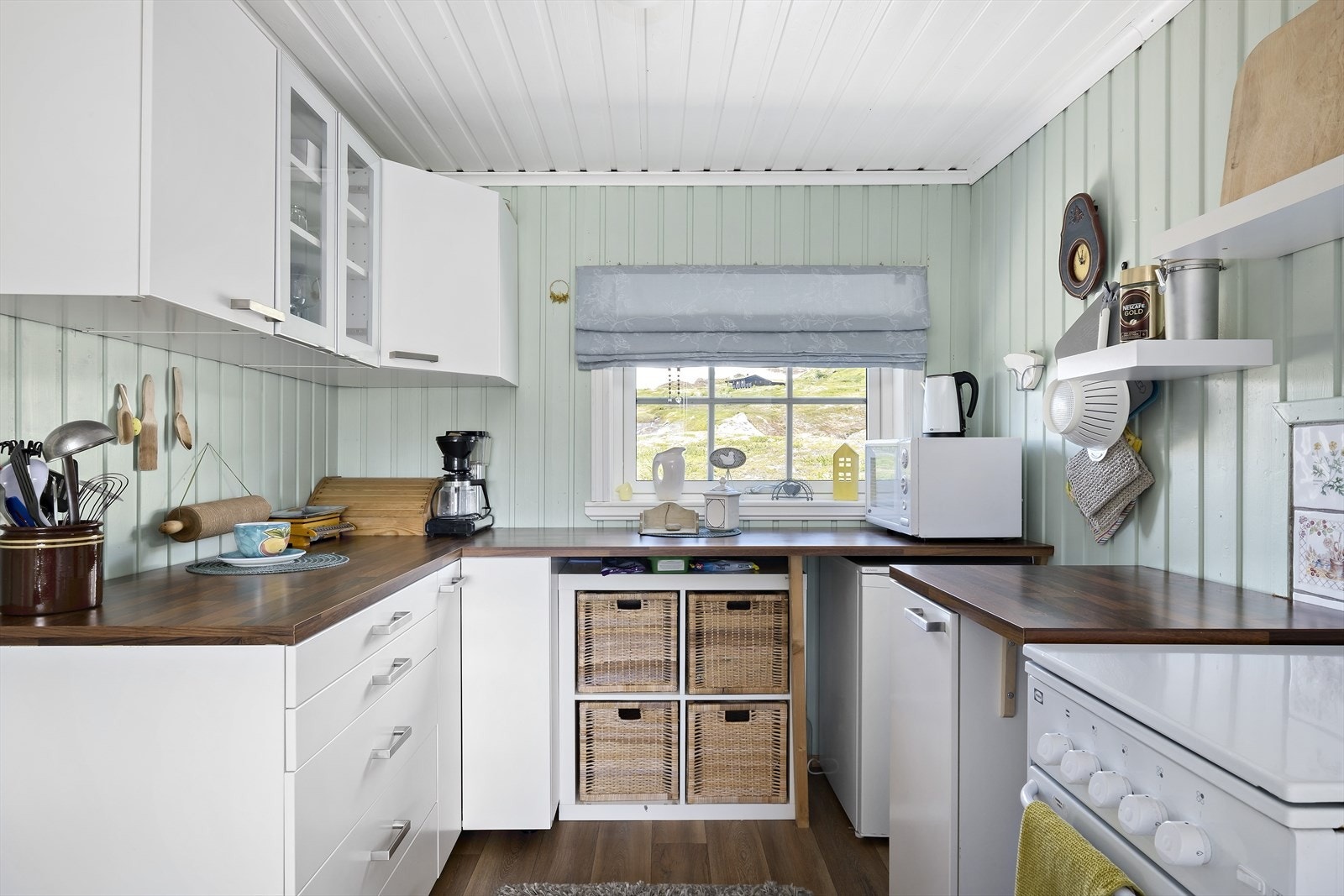 Sjarmerande kjøkken med rikelig med skap- og benkplass. Galleribilde