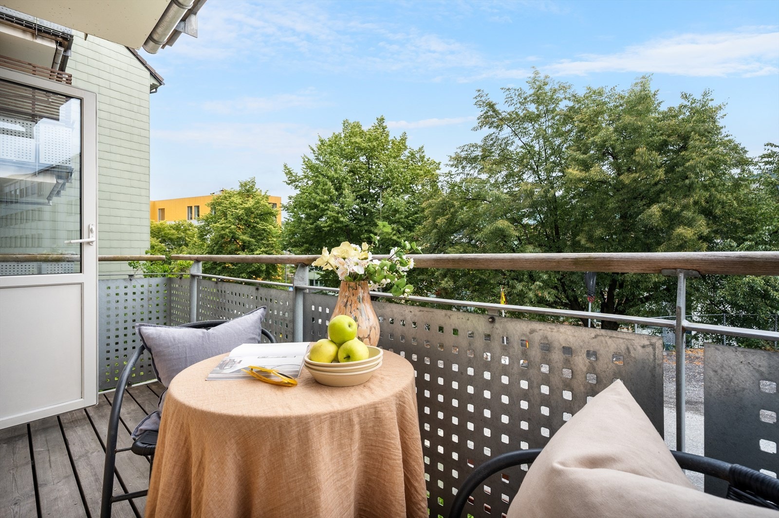 Koselig balkong med plass til en sittegruppe. Galleribilde