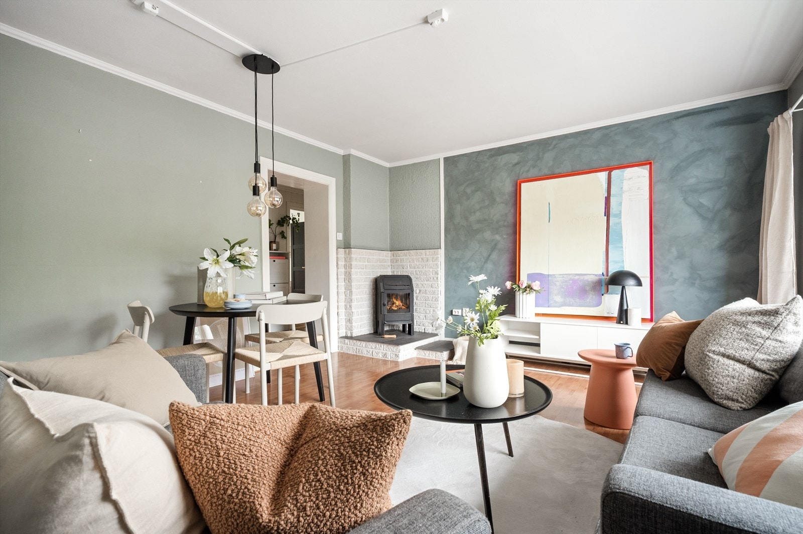 Romslig stue med plass til å innrede med både sofagruppe og spisebord. Galleribilde