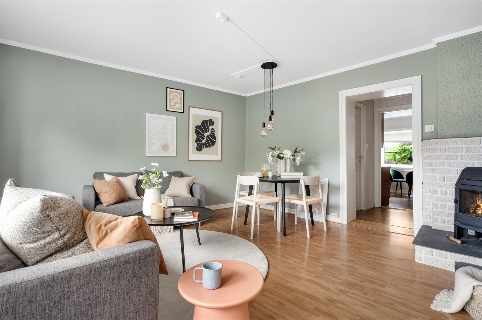 Overflatene er malt i en behagelig grønn farge. Galleribilde