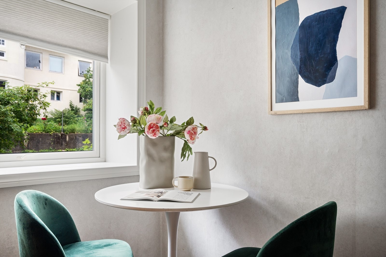 Det er plass til et lite spisebord på kjøkkenet. Galleribilde