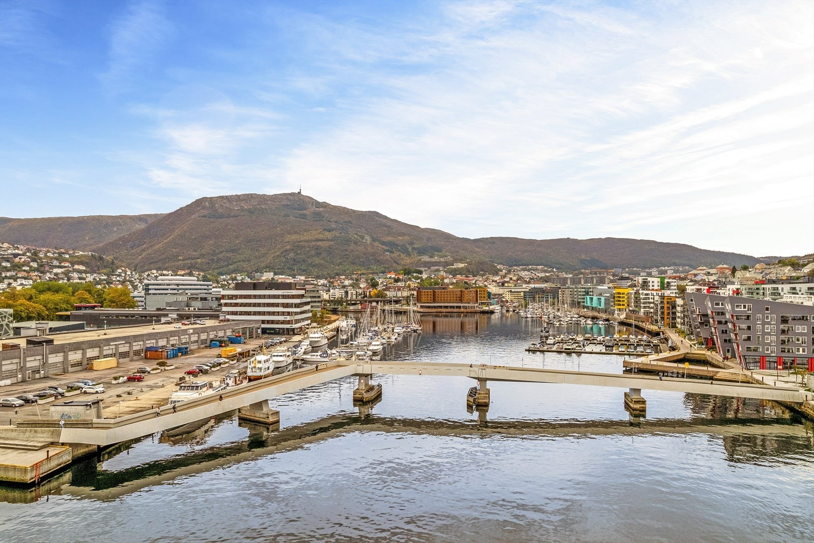 Med gangbroen over Damsgårdssundet er det heller ikke langt til alle tilbud i sentrum. Galleribilde