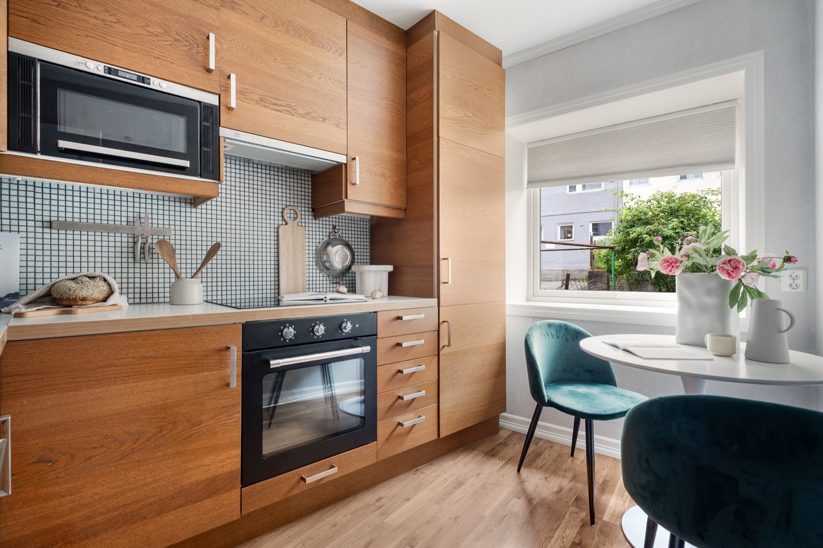 Av integrerte hvitevarer følger oppvaskmaskin, frys- og kjøleskap og stekeovn. Galleribilde