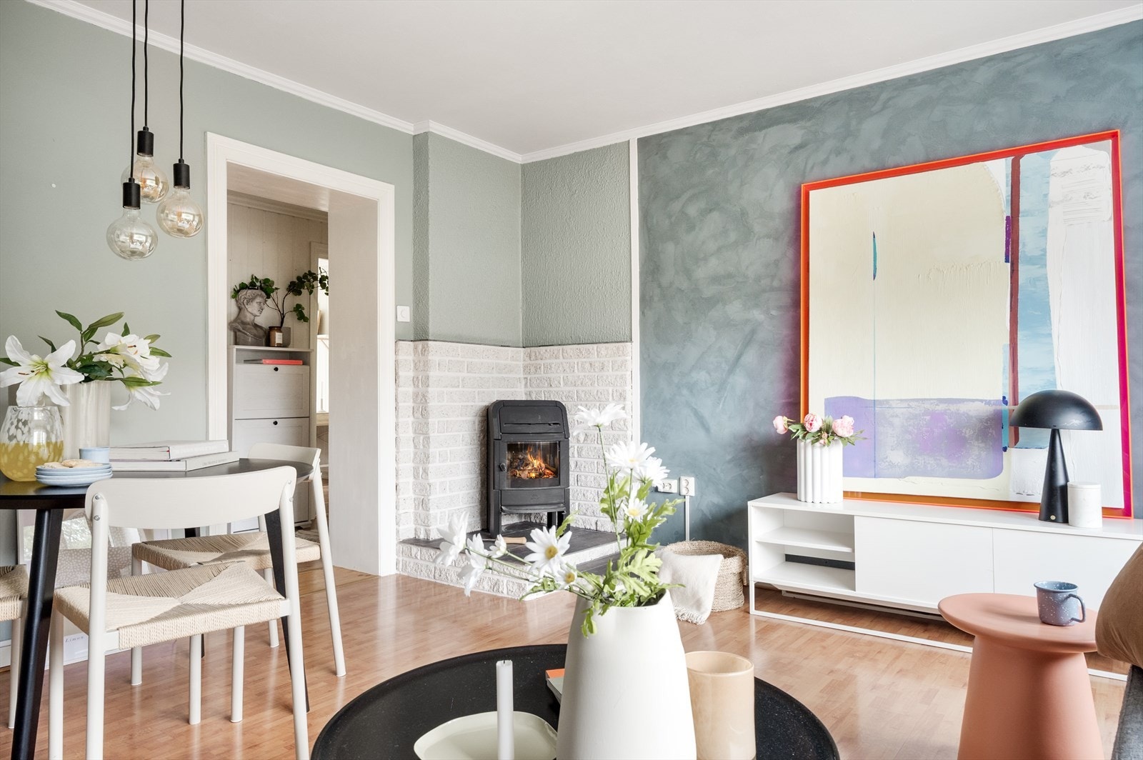 Peisen varmer godt på kalde dager og skaper en koselig atmosfære. Galleribilde