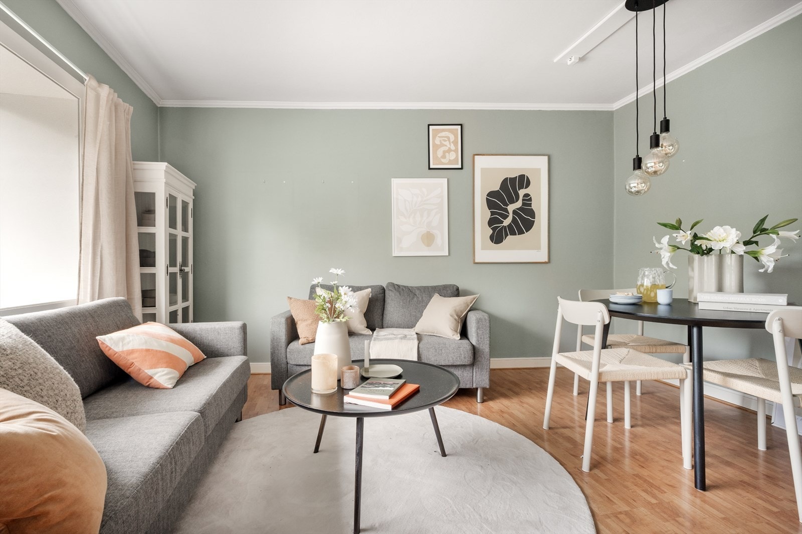 Godt med naturlig lysinnslipp fra store vindusflater. Galleribilde