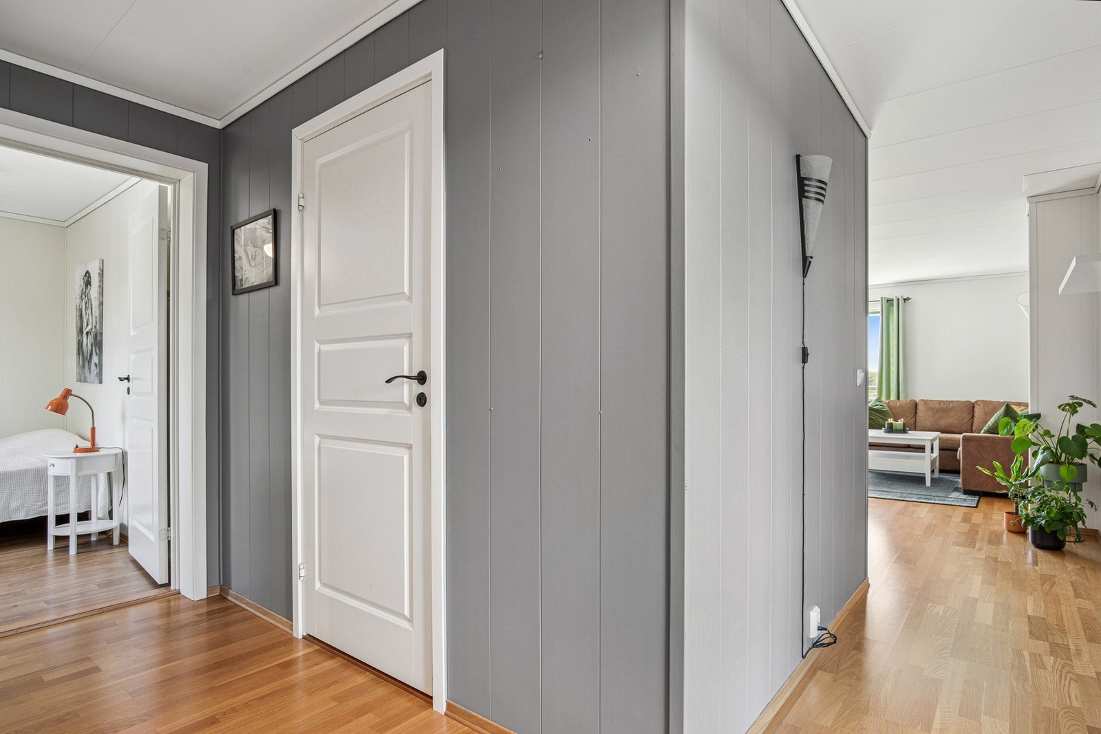 Fra gangen har du enkel tilgang til begge soverom, bad og oppholdsrom! Galleribilde