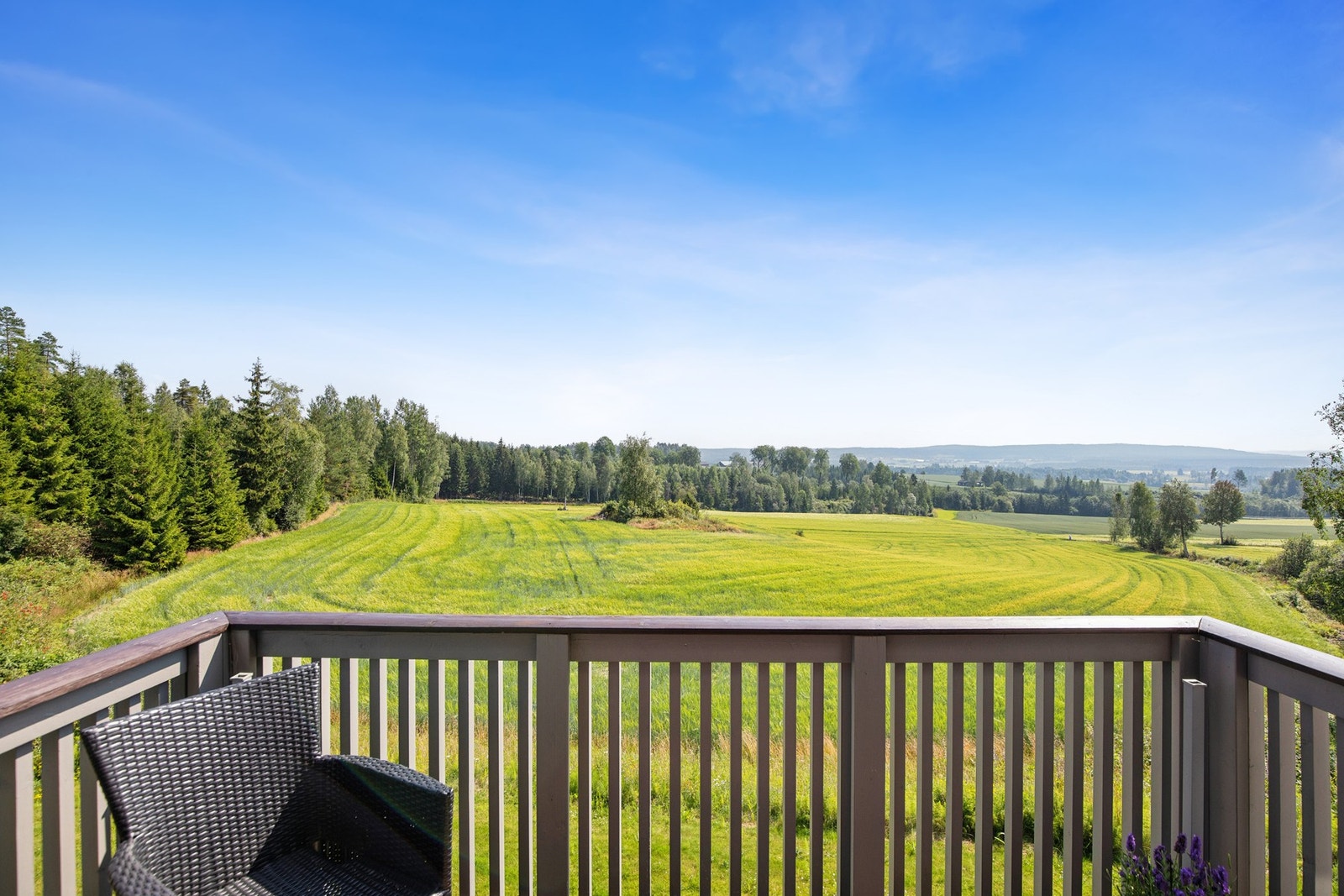 Fra balkongen har du et vakkert og landlig utsyn over åpne jorder. Galleribilde