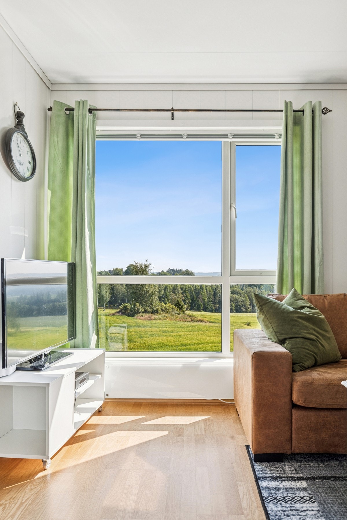 Fra stuen har du direkte utsyn mot grøntarealer, et behagelig blikkfang som gir rommet en rolig og åpen følelse. Galleribilde