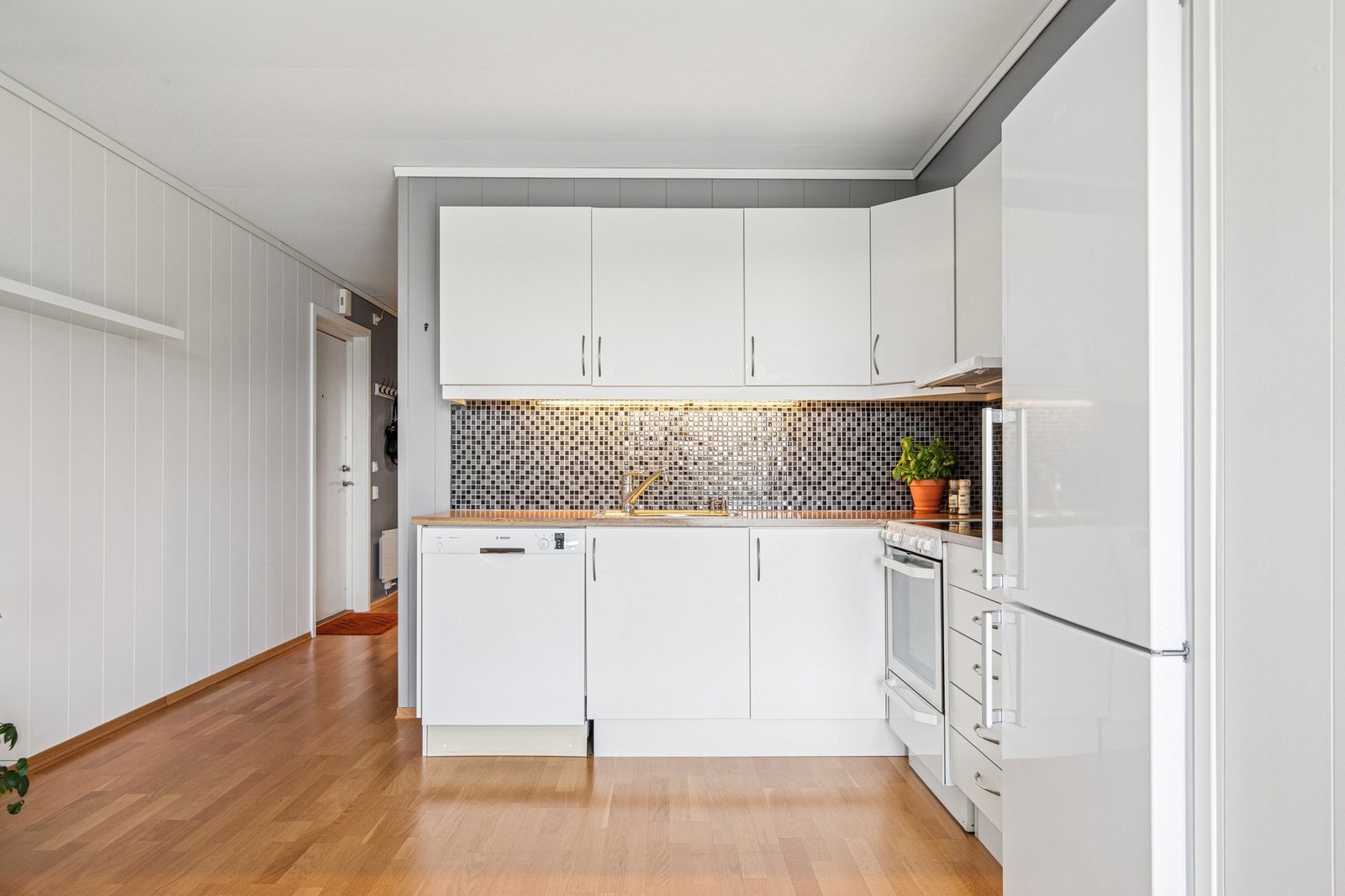 Benkeplater i laminat gir en fin kontrast til de hvite frontene. Galleribilde