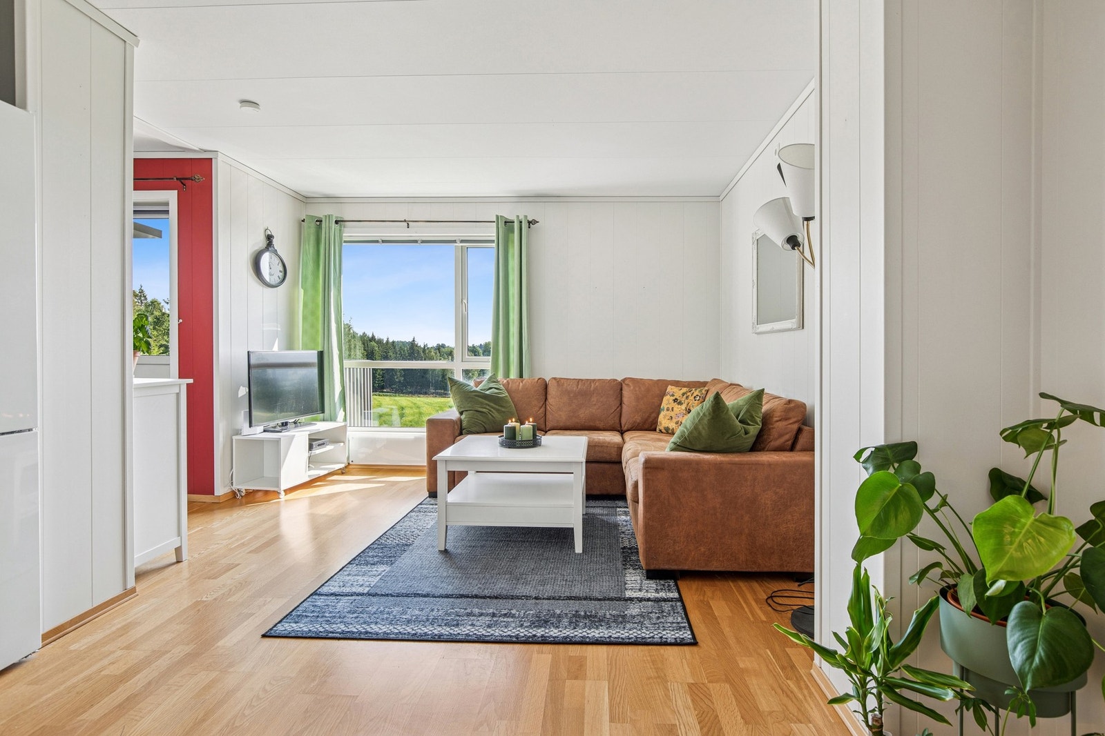 Stuen har god plass til sofagruppe og naturlig lysinnslipp fra store vindusflater. Galleribilde