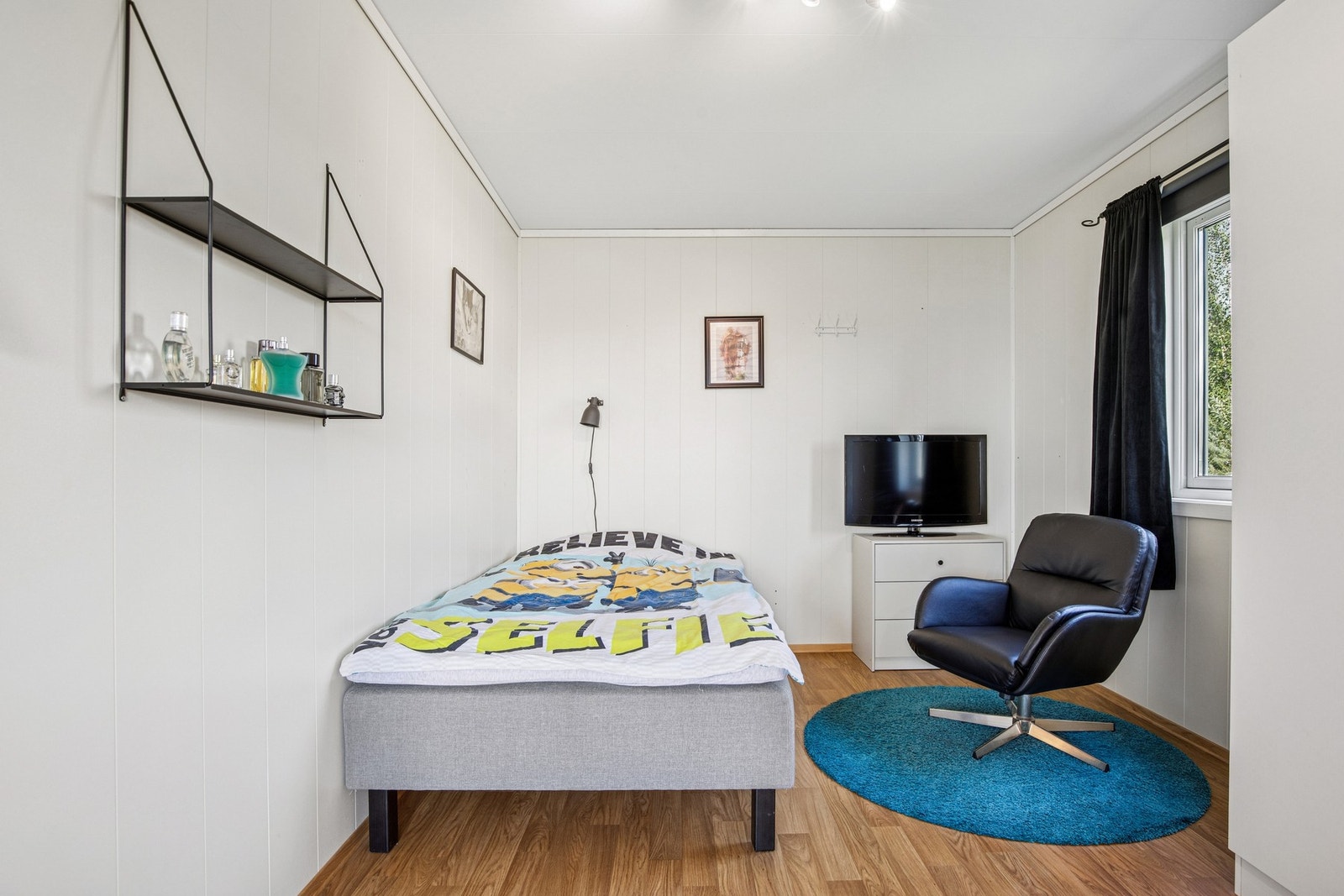 Et romslig soverom med plass til seng, oppbevaring og sittekrok. Galleribilde