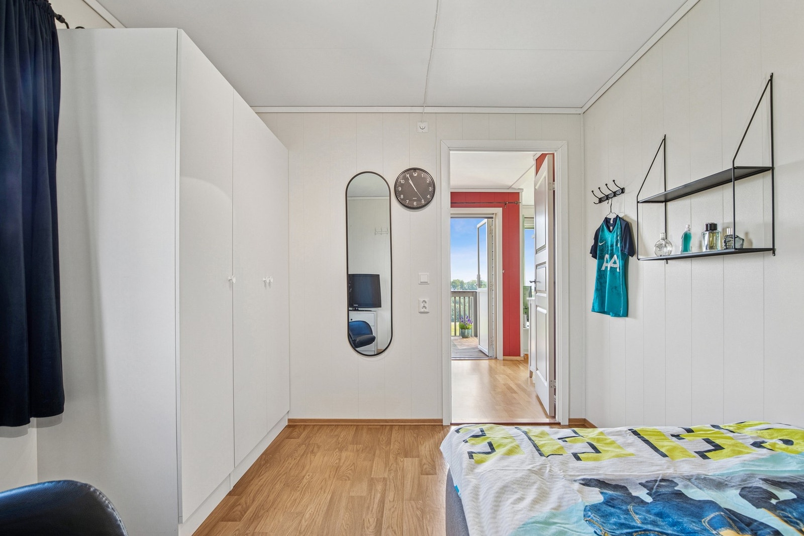 Soverommet ligger i tilknytning til kjøkken og spiseplass, med god garderobeløsning og adkomst til uteplass via terrassedør i rommet utenfor. Galleribilde
