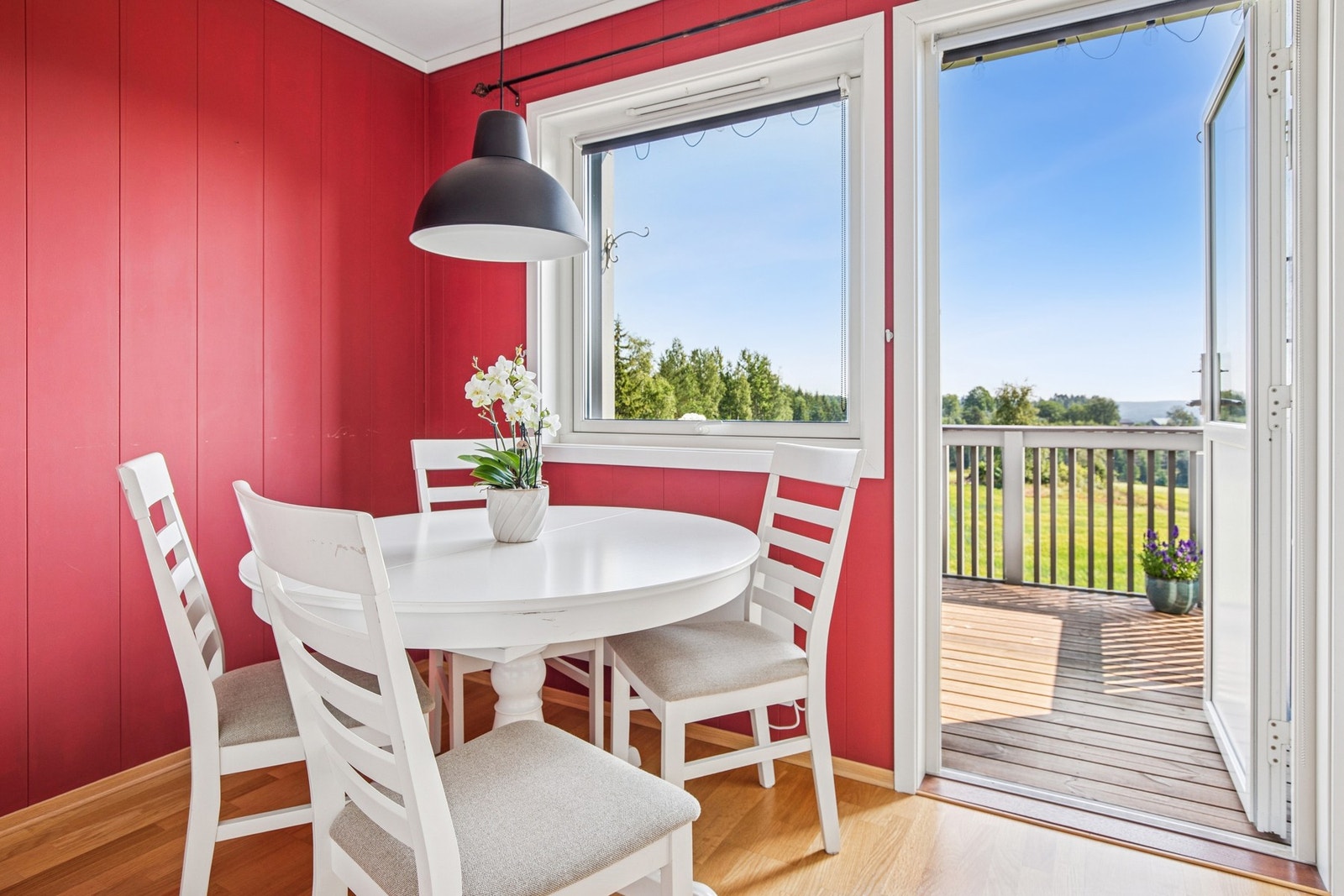 Lys og trivelig spiseplass med utgang til balkong og utsyn mot grønne omgivelser. Galleribilde