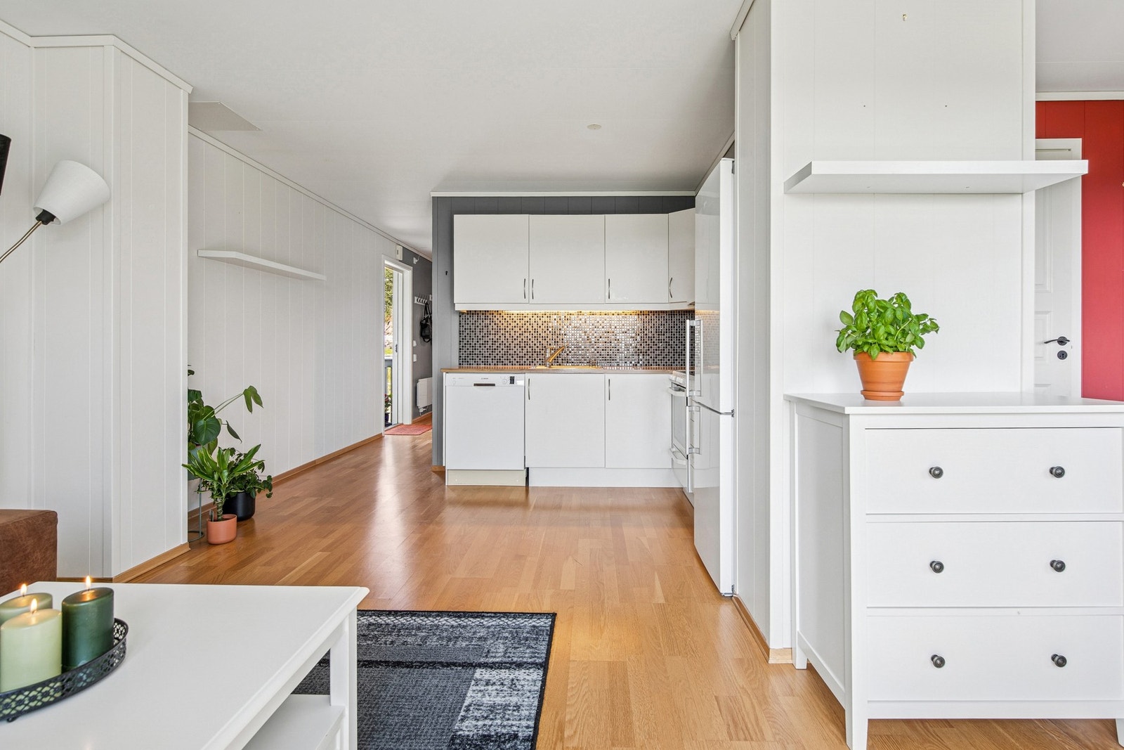 Lyst kjøkken med åpen forbindelse til stue. Galleribilde