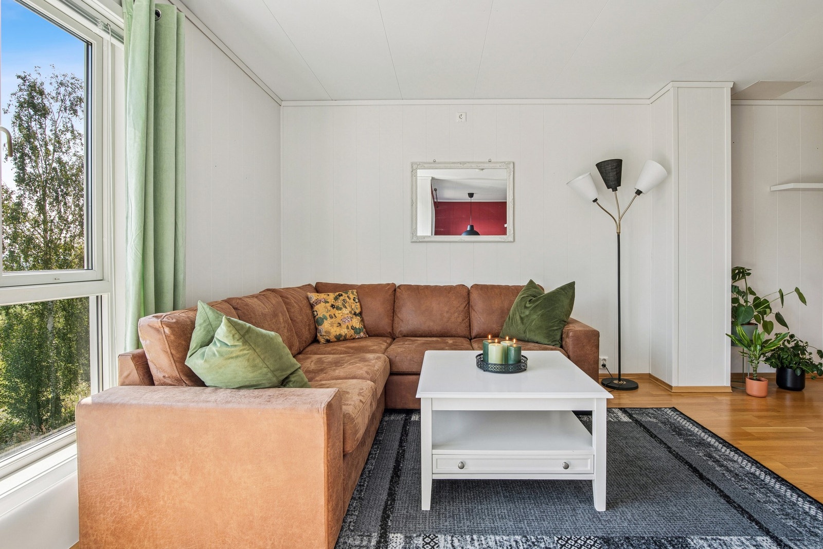 Stuen har en praktisk utforming som gir god plass til sofagruppe og gir en lun ramme rundt hyggelige stunder hjemme. Galleribilde