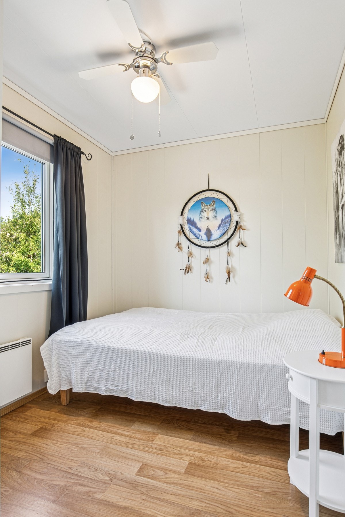 Dette rommet passer godt som barnerom, kontor eller gjesterom - med vindu som slipper inn godt med dagslys. Galleribilde