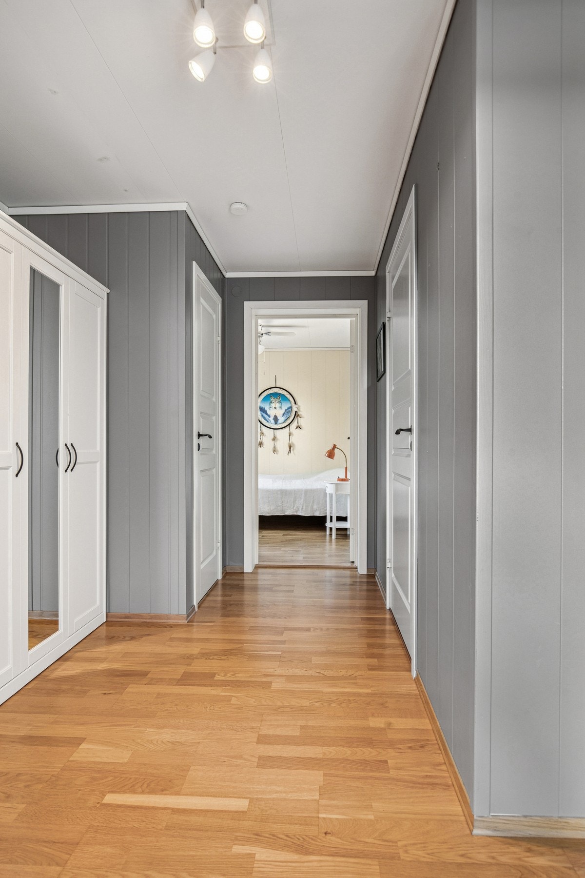 Her har du god oppbevaringsplass fra første steg inn i boligen. Galleribilde