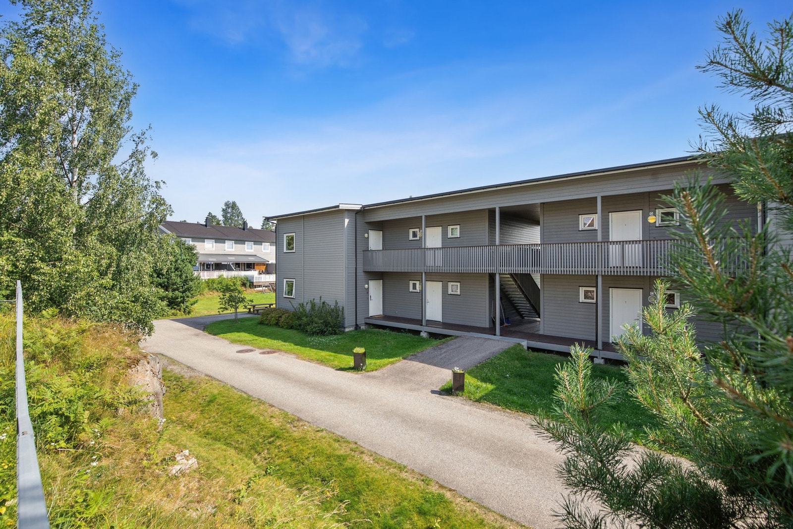 Leiligheten ligger i 2. etasje i et bygg med skjermet beliggenhet og grøntarealer like utenfor. Galleribilde