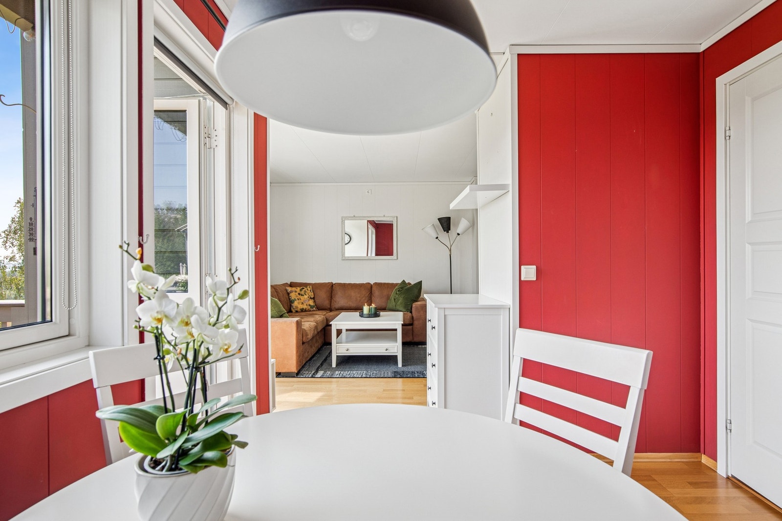 Spiseplassen ligger praktisk til med nærhet til kjøkken og stue. Galleribilde