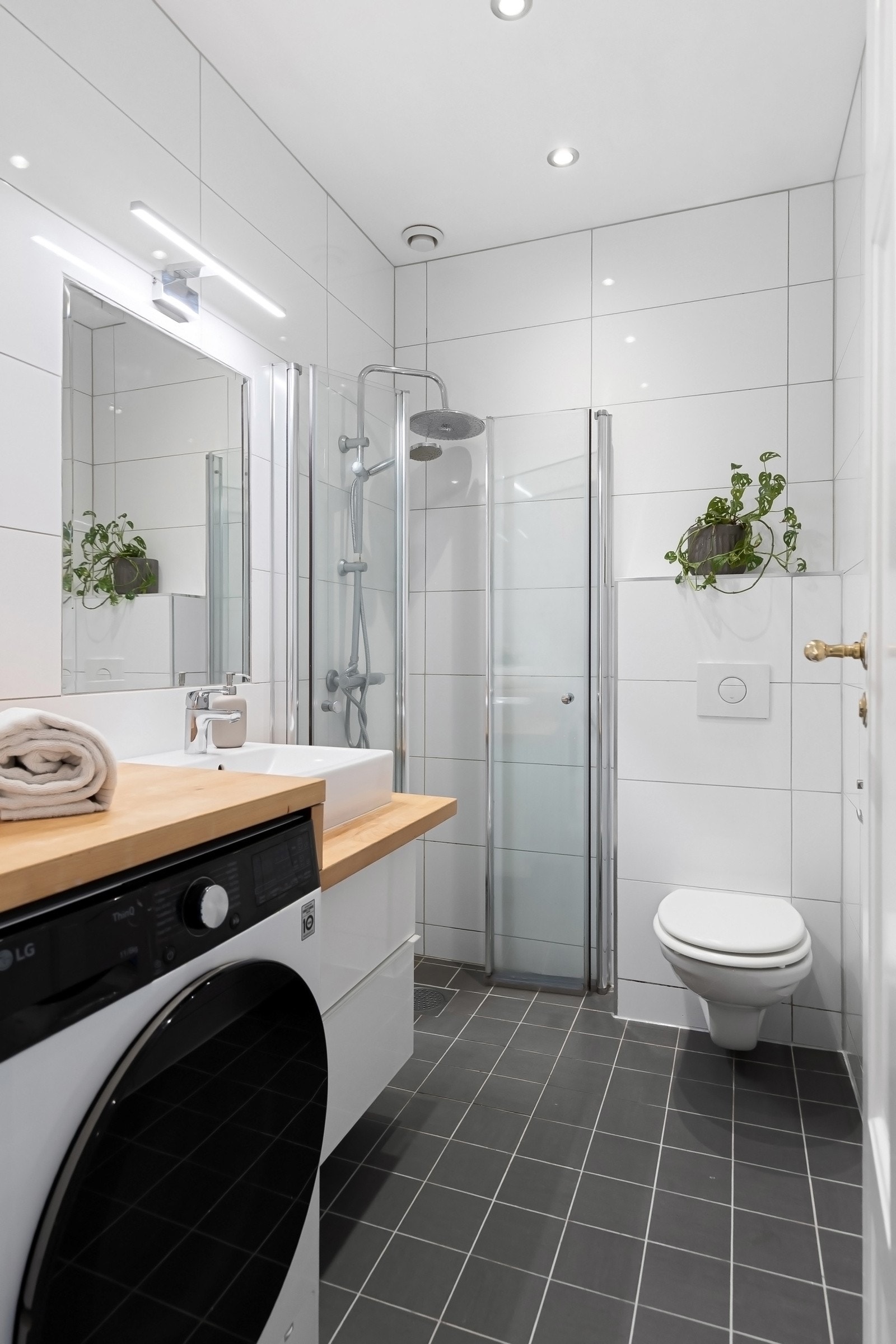 Pent flislagt baderom oppgradert i 2016 med varmekabler og downlights Galleribilde