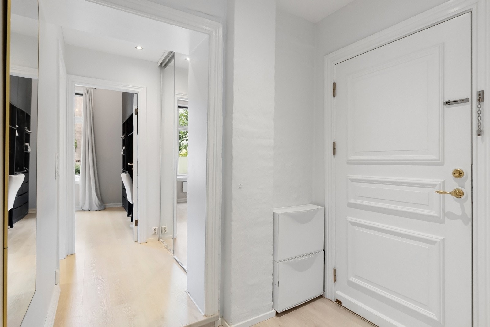 Innbydende entré med plass til å henge fra seg ytterklær og sette fra seg sko Galleribilde