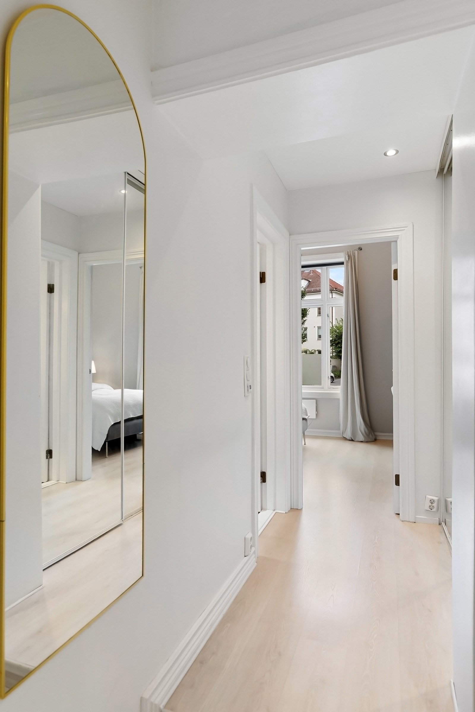 Mellomgang fra entré inn til bad og soverom Galleribilde