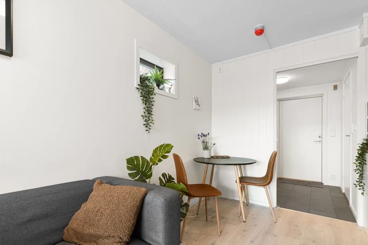 Lys og trivelig spiseplass med vindu – en lun krok med naturlig lysinnslipp og nærhet til både entré og kjøkken. Perfekt for hverdagsmåltider eller kaffepausen. Galleribilde