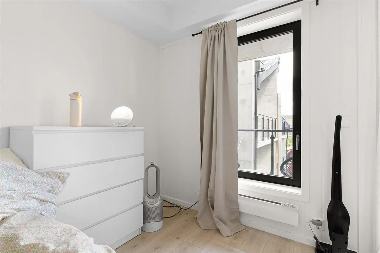 Soverom med stort vindu og fin takhøyde – lysinnslipp og ventilasjon gir et sunt og trivelig inneklima. Galleribilde