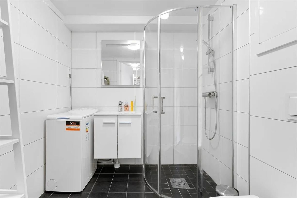 Badet har en smart og effektiv planløsning med alt du trenger – praktisk både til hverdags og for gjester. Galleribilde