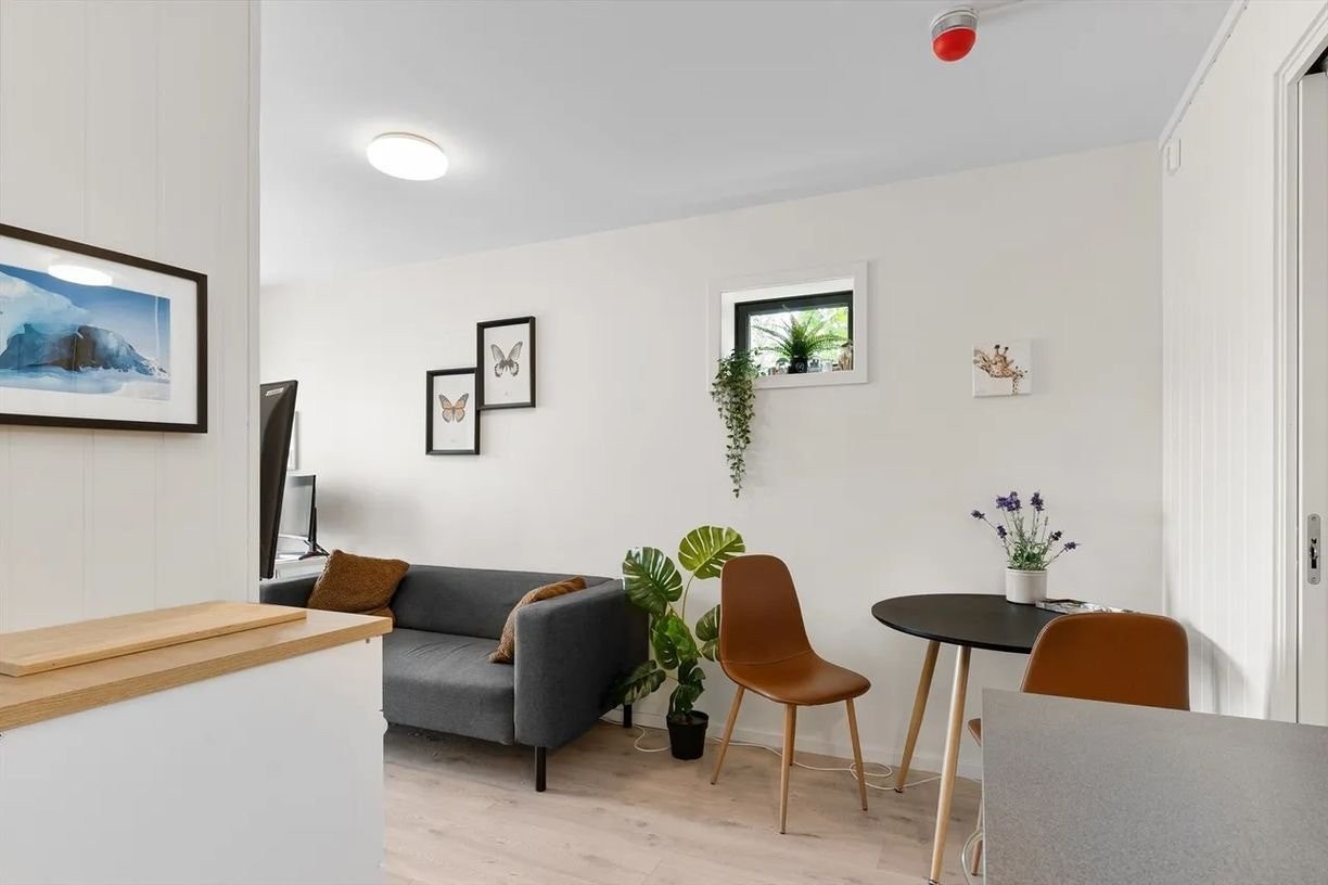 Åpen og sosial planløsning der stue, spiseplass og kjøkken glir sømløst sammen – perfekt for både hverdag og gjester. Galleribilde