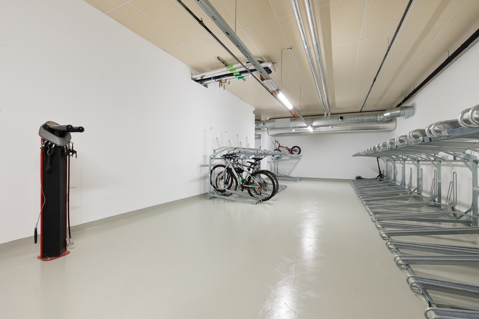 Felles sykkelbod. Leiligheten disponerer i tillegg en sportsbod i kjelleren. Galleribilde
