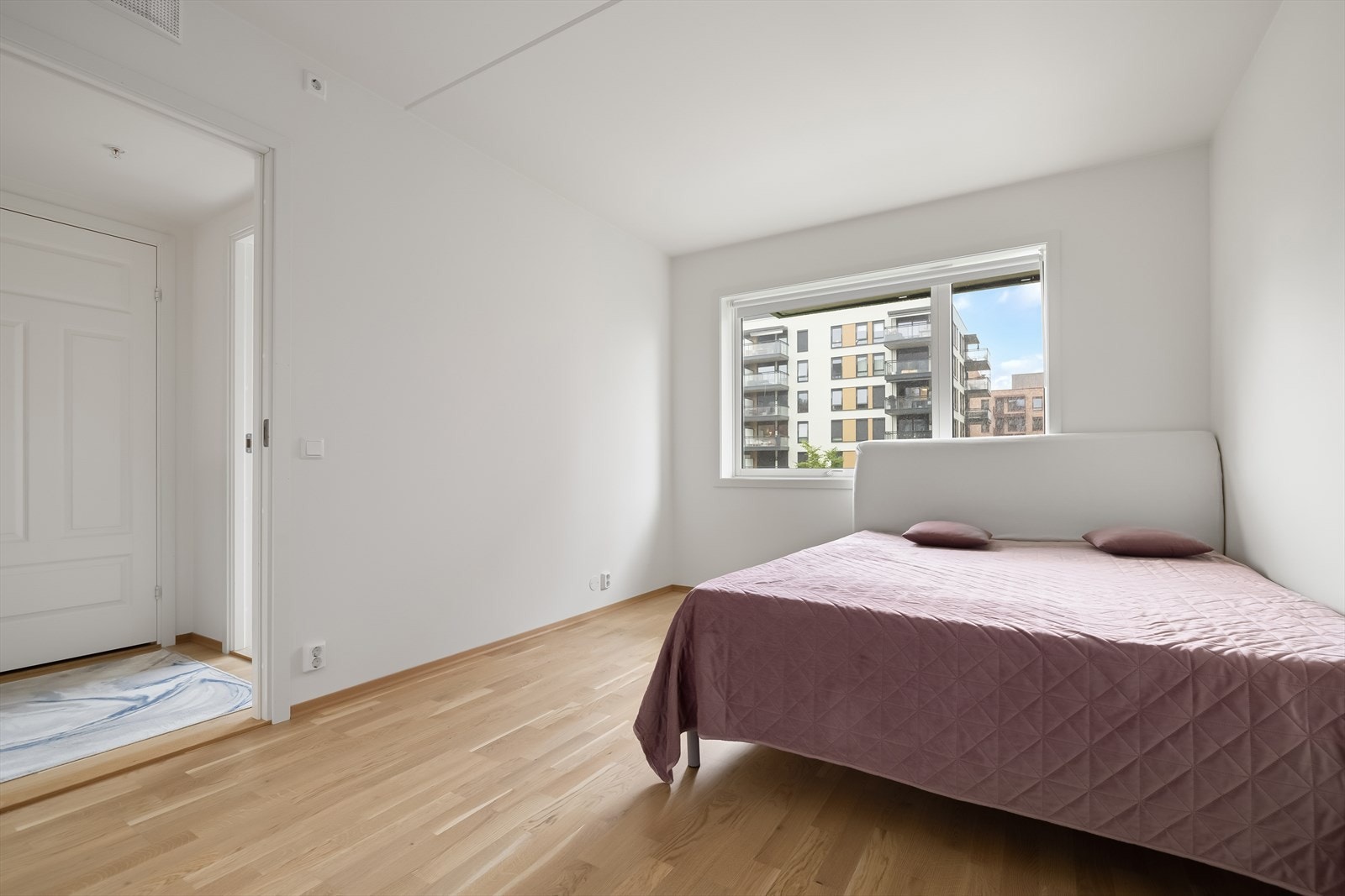 Begge soverommene er av god størrelse og har plass til dobbeltseng, nattbord, skrivepult og garderobe Galleribilde