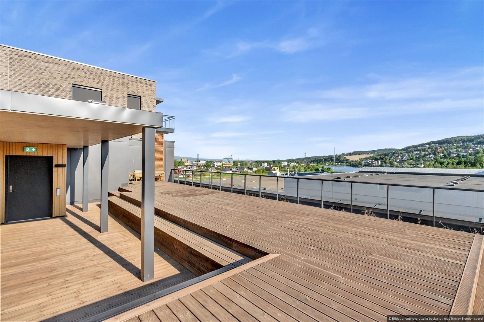 Leiligheten har tilgang til solrik, felles takterrasse Galleribilde