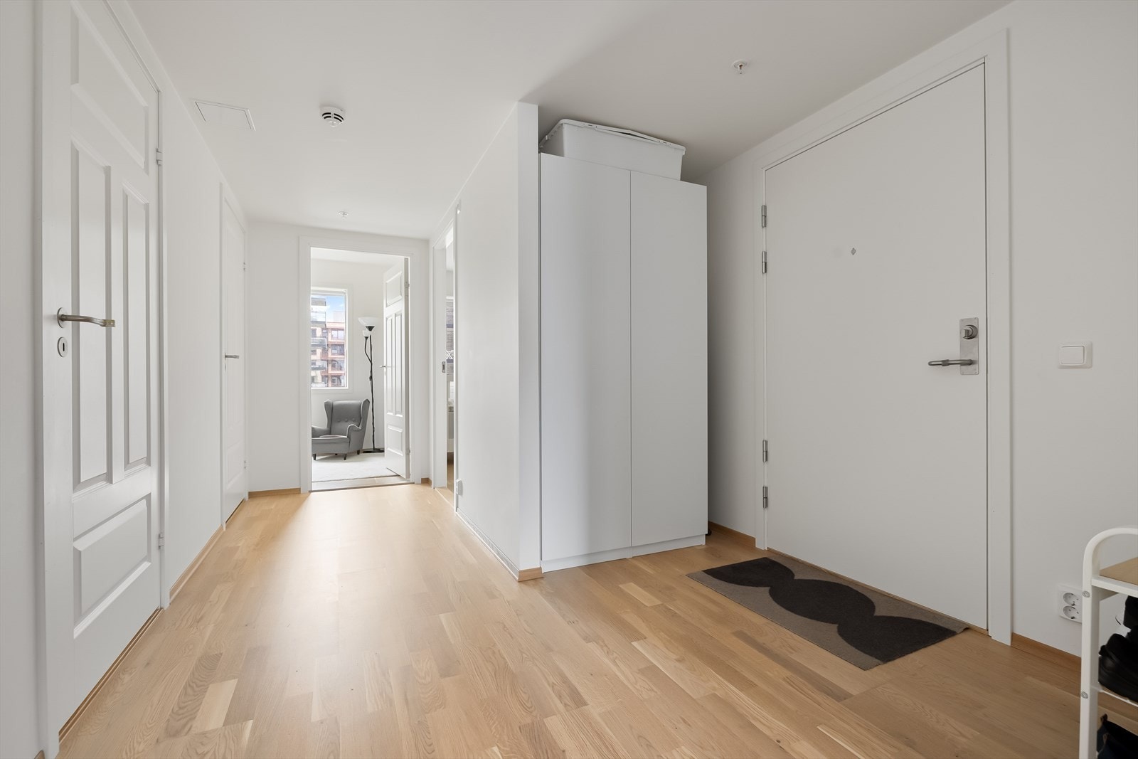 Pen og innbydende entré/gang med god plass til å henge fra seg yttertøy og sko Galleribilde