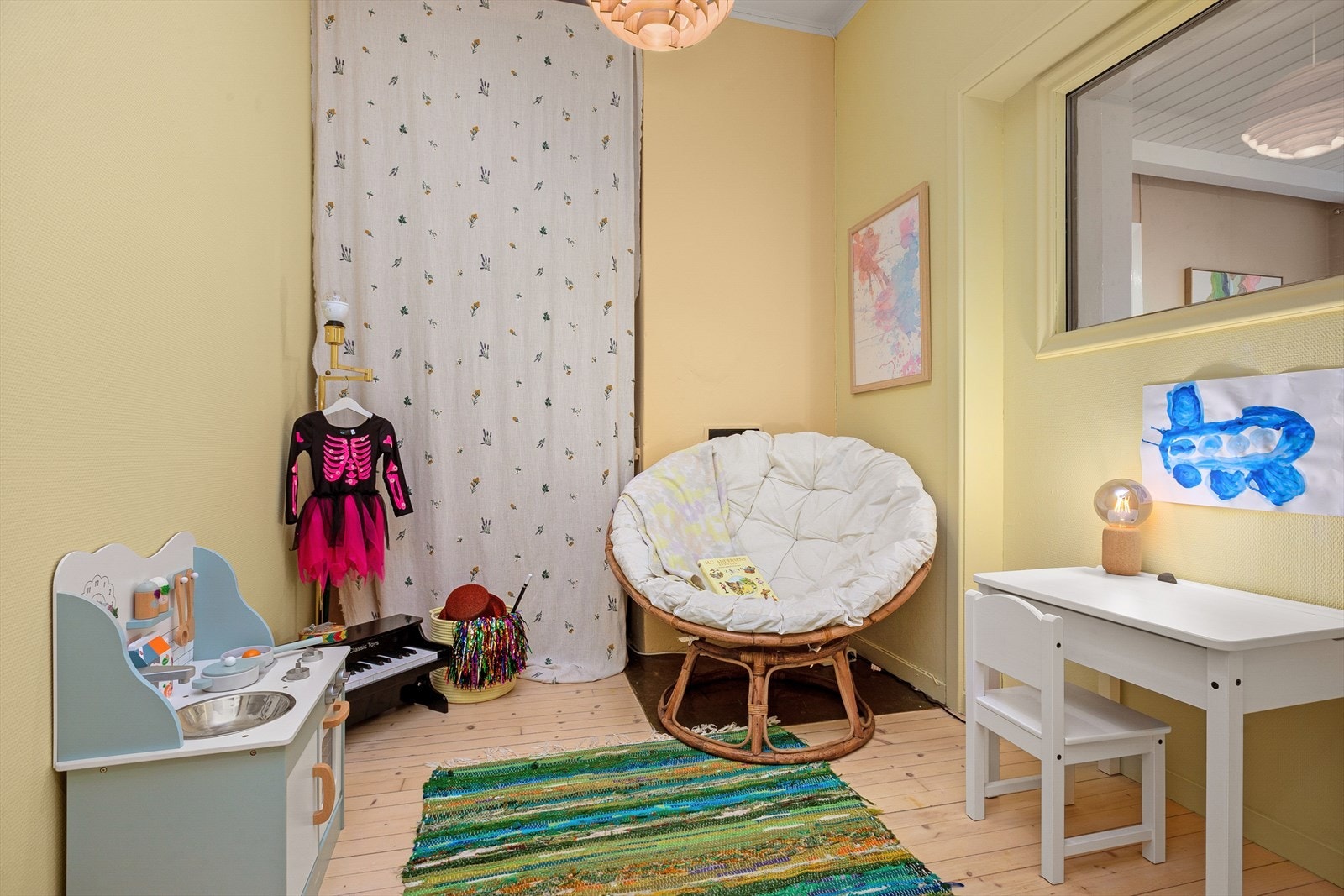 Svært romslig bod innredet som et lekerom. Galleribilde