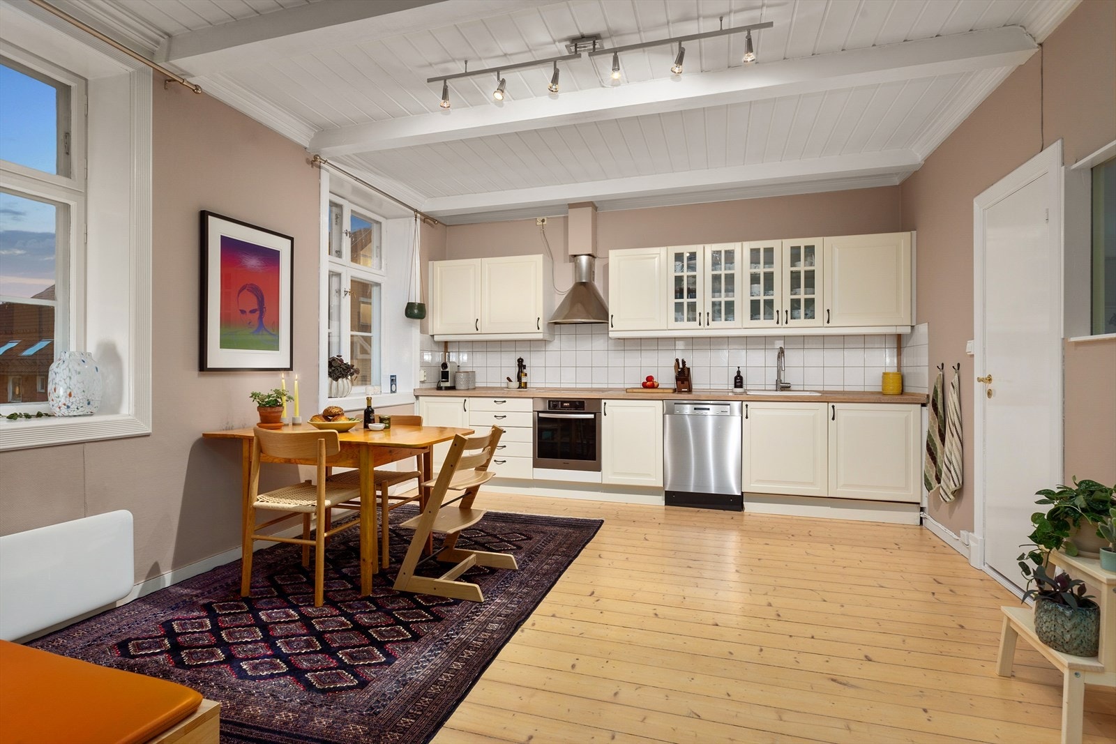 Stor kjøkken med plass til frokostbord. Galleribilde