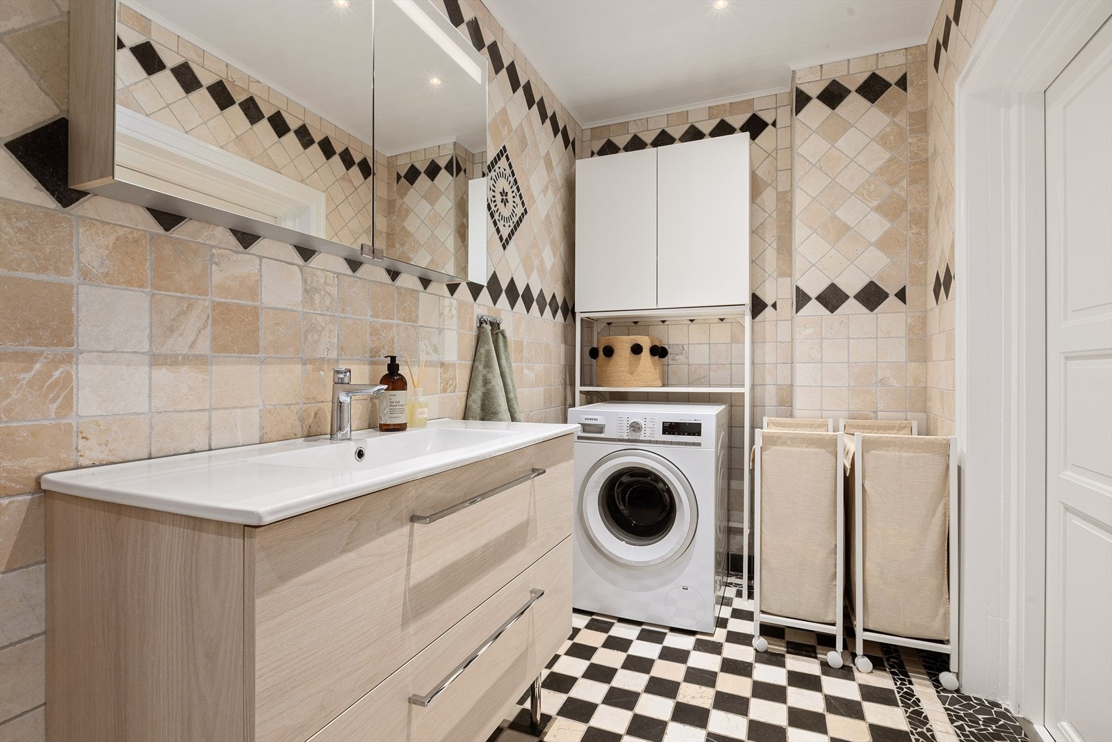 Bad med opplegg for vaskemaskin. Galleribilde