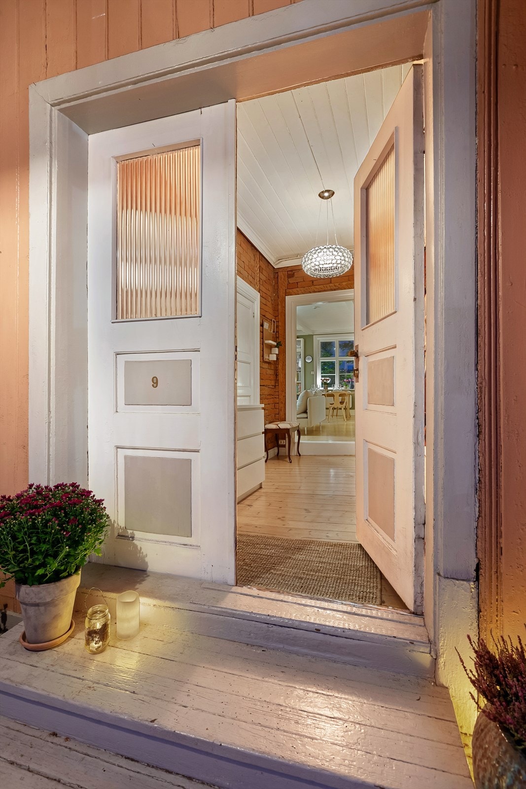 Svært sjarmerende svalgang vendt ut mot bakgården. Her er det plass for møblering. Galleribilde