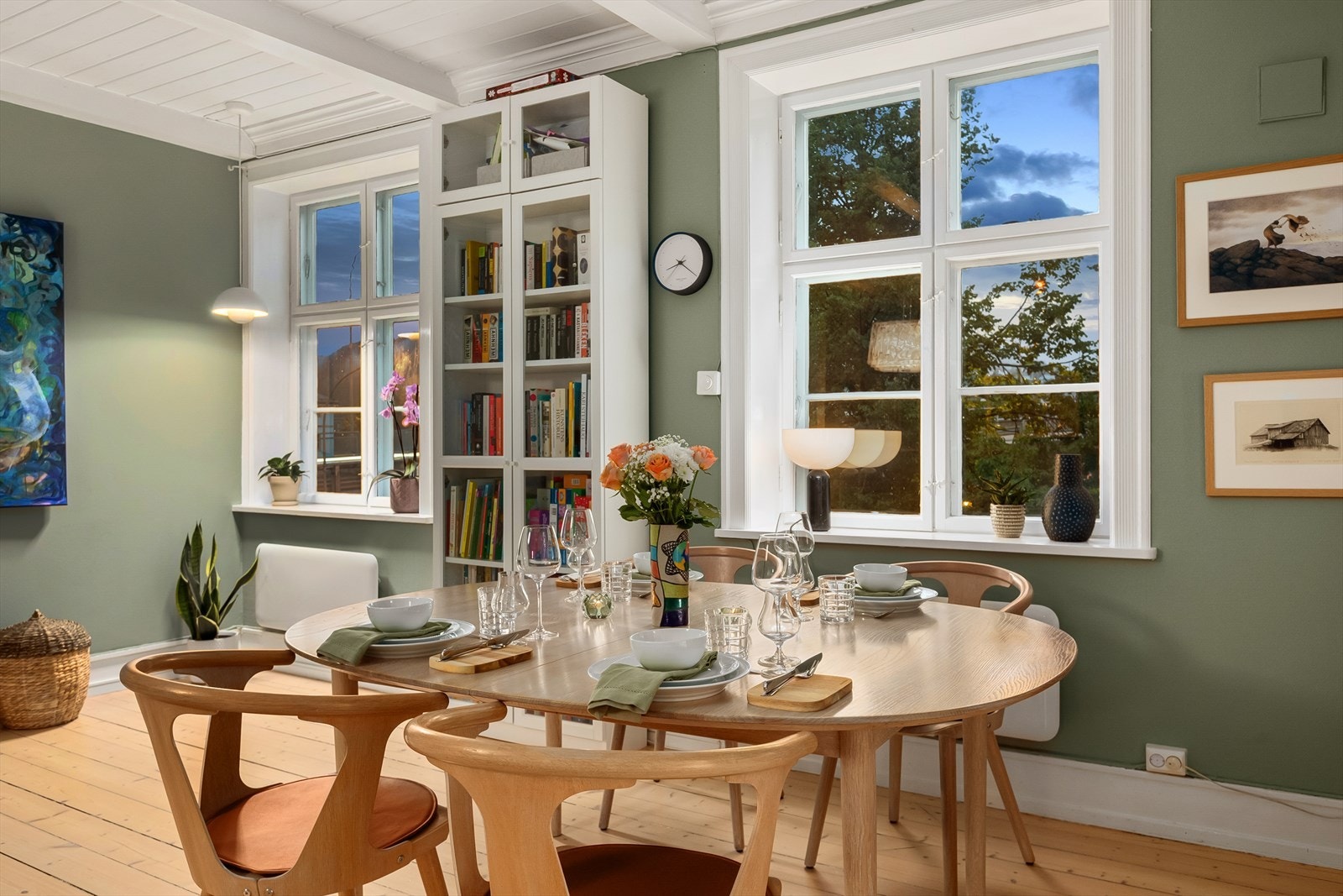 Spiseplass i fine omgivelser. Galleribilde